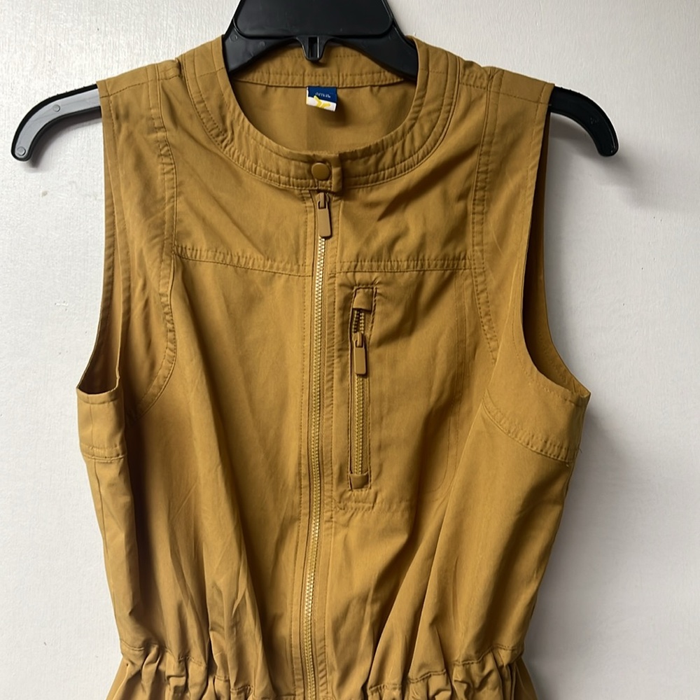 Lightweight sleeveless shorts romper. - Picture 2 of 7